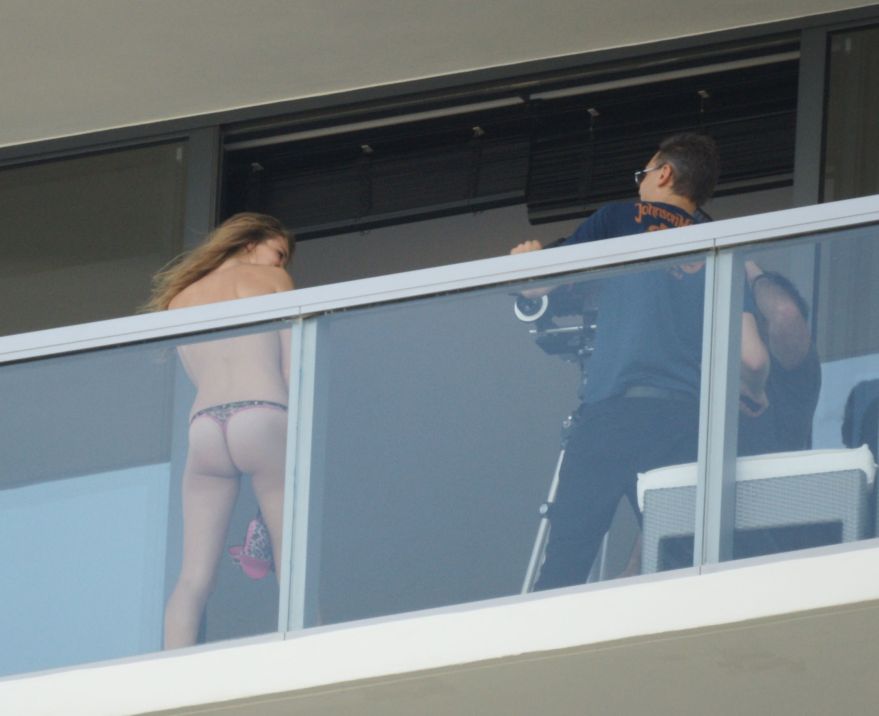 Rosie Huntington Whiteley Topless On A Balcony Picture 20126