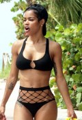818x768, 91 KB, Teyana_Taylor_showing_off_her_incredible_body_on_the_beach_in_Miami-01.jpg