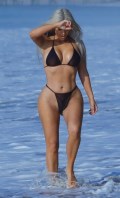 725x768, 60 KB, Kim_Kardashian_on_a_beach_in_Malibu-01.jpg