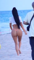 696x768, 55 KB, Kim_Kardashian_at_a_Beach_in_Miami-01.jpg