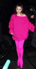 621x768, 64 KB, Selena_Gomez_in_pink_as_she_steps_out_in_a_monochromic_ensemble_for_the_SNL_after_party_-01.jpg